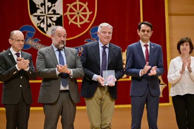 El Ayuntamiento de Ciudad Real, reconocido en el 50 aniversario de la facultad de Químicas