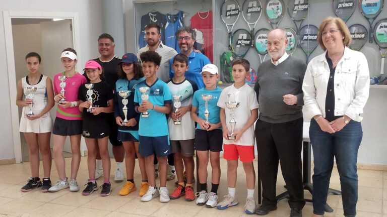 Manuel Acosta y Ana Romero se imponen en el Regional Alevín Escolar de tenis