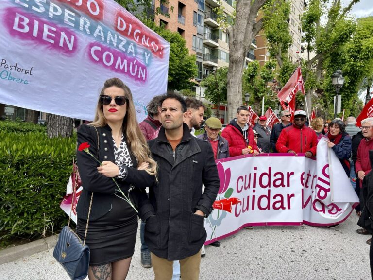 Sindicatos y fuerzas progresistas de Puertollano esgrimen claveles rojos para defender más salario y menos jornada en el Primero de Mayo