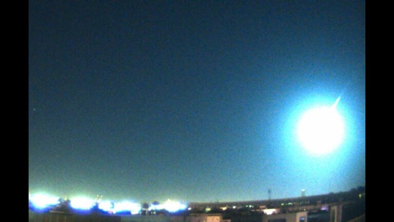 Una gran bola de fuego convierte la noche en día