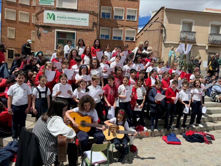 Inaugurado el mes de mayo en el Colegio María Inmaculada de Puertollano con un acto emotivo en honor a la Virgen María