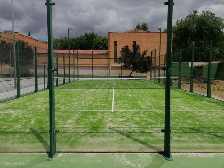 El Ayuntamiento de Torralba de Calatrava acomete el arreglo de la pista de pádel  