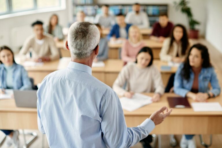 El Gobierno regional convoca el proceso para la admisión del alumnado en centros de adultos e institutos que imparten Bachillerato para personas adultas