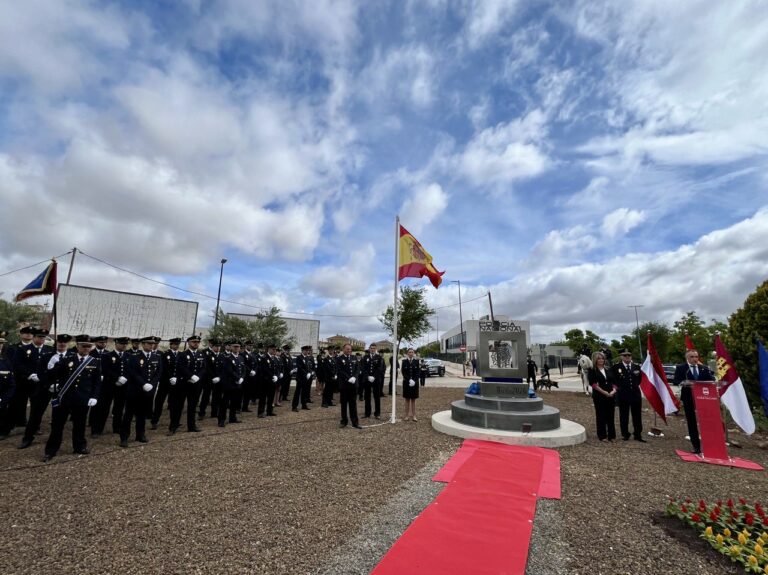 Puertollano celebra el bicentenario de la Policía Nacional con un monumento que simboliza su esfuerzo y compromiso