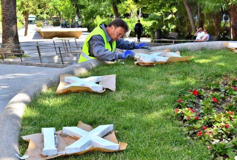 Comienza la restauración del reloj mecánico de flores de Puertollano, uno de los tres que se conservan en España