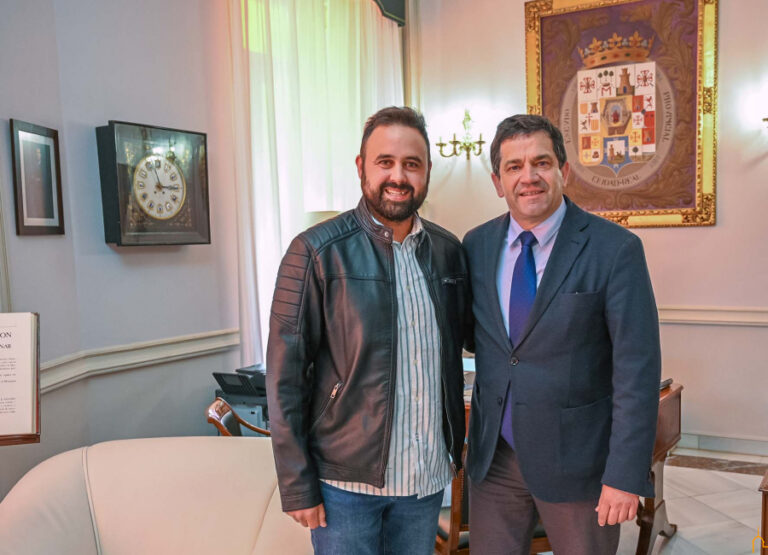 El alcalde de Alcubillas, Marco Antonio Navas, agradece la disposición de Miguel Ángel Valverde para atender a las zonas desfavorecidas y al Campo de Montiel