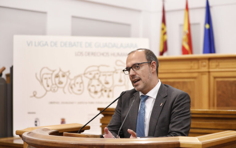 El presidente de las Cortes regionales considera “muy preocupante que la narrativa del odio se esté imponiendo en la conversación pública”