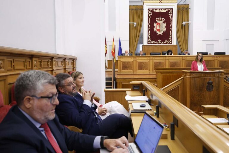 Las Cortes regionales dan luz verde a la ampliación de las ayudas por orfandad de la ‘Ley para una sociedad libre de violencia de género’