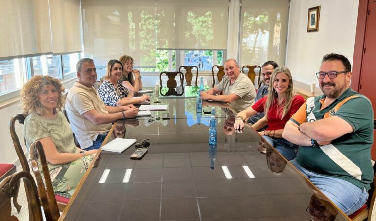 El Ayuntamiento se reúne con la Asociación de Hostelería y Turismo para impulsar la actividad del sector