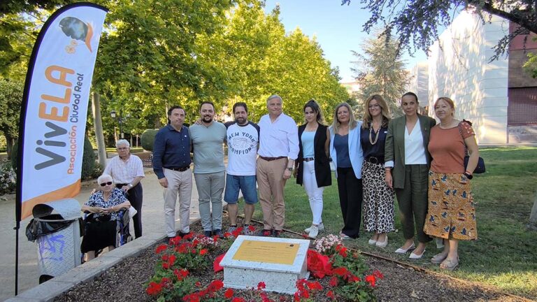 Ciudad Real reconoce la lucha de los enfermos de ELA con un monolito en el Parque de Gasset