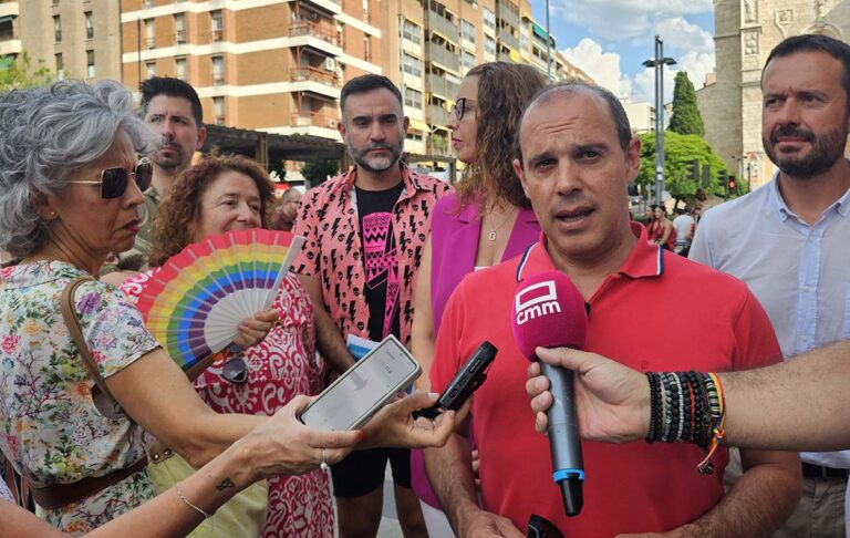 Bellido confirma que la bandera arcoíris volverá a exhibirse el viernes en las Cortes