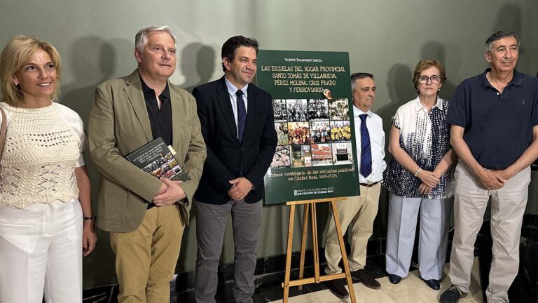 Ciudad Real: Presentado el libro sobre las Escuelas del Hogar provincial Santo Tomás de Villanueva, Pérez Molina, Cruz Prado y Ferroviario