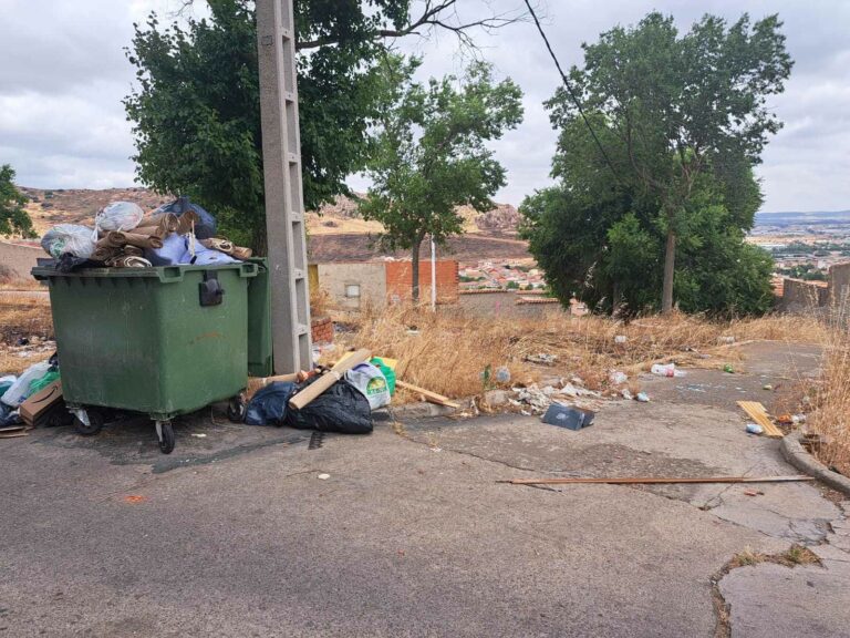 Puertollano: Piden limpieza urgente en la zona de las antenas de Las Mercedes