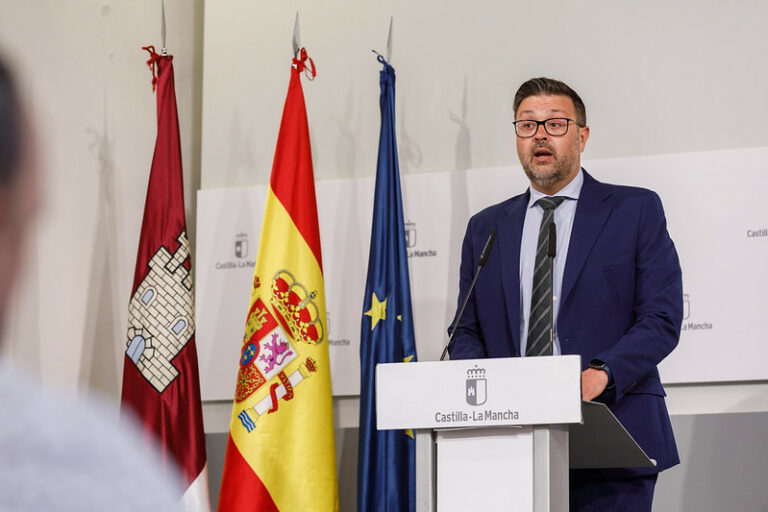 El Gobierno regional aprueba el decreto que regulará el Banco de Libros y garantiza a las familias con bajos recursos las ayudas de libros de texto