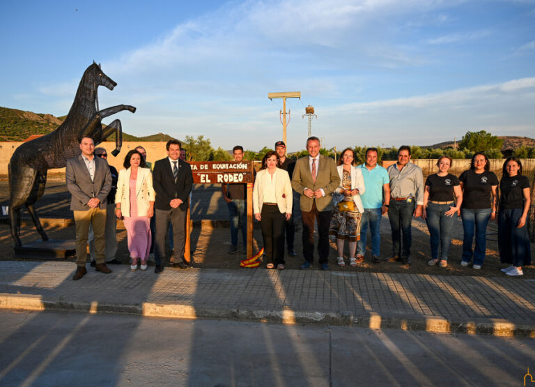 La Diputación de Ciudad Real financia una pista de equitación en Guadalmez que añade un nuevo atractivo turístico a la comarca
