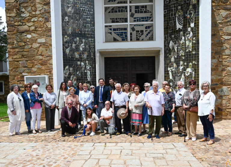 Valverde ensalza la riqueza natural y patrimonial de nuestra provincia en la entrega simbólica a la Iglesia del mural cerámico de Pueblonuevo del Bullaque
