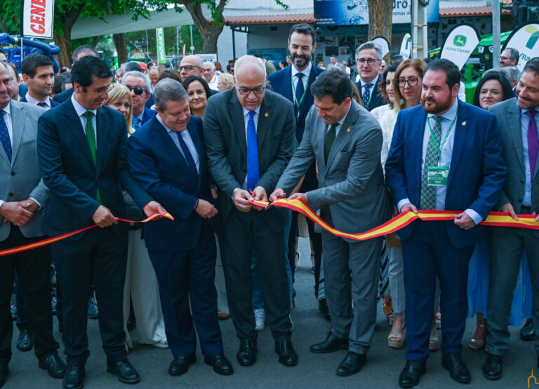 Valverde ofrece en FERCAM lealtad institucional y aboga por la búsqueda conjunta de soluciones a las reivindicaciones del sector agrario