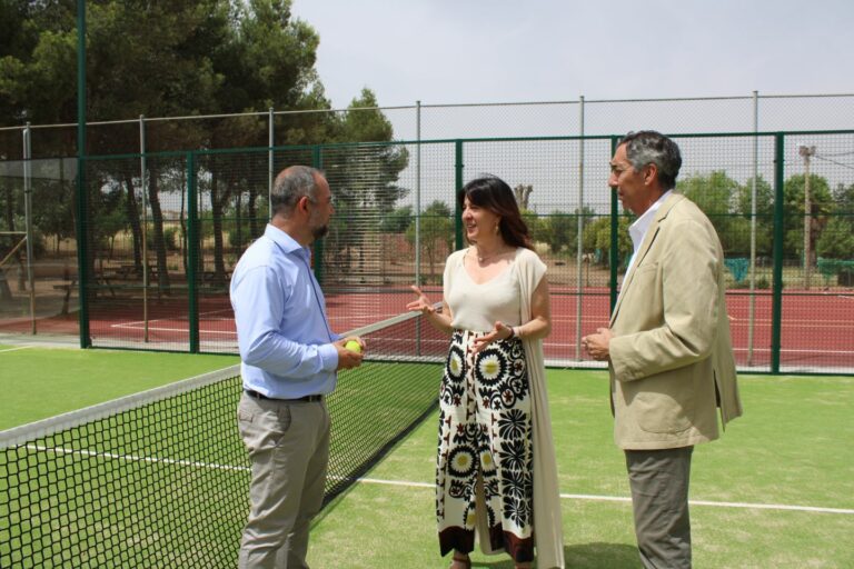 El Gobierno de Castilla-La Mancha ha contribuido a que Villamanrique amplíe su oferta de ocio y deporte con una nueva pista de pádel