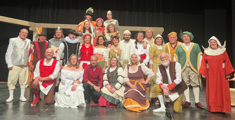 El grupo de teatro de la Universidad Popular de Calzada de Calatrava levanta al público en el estreno de “La Posada de la Manca”