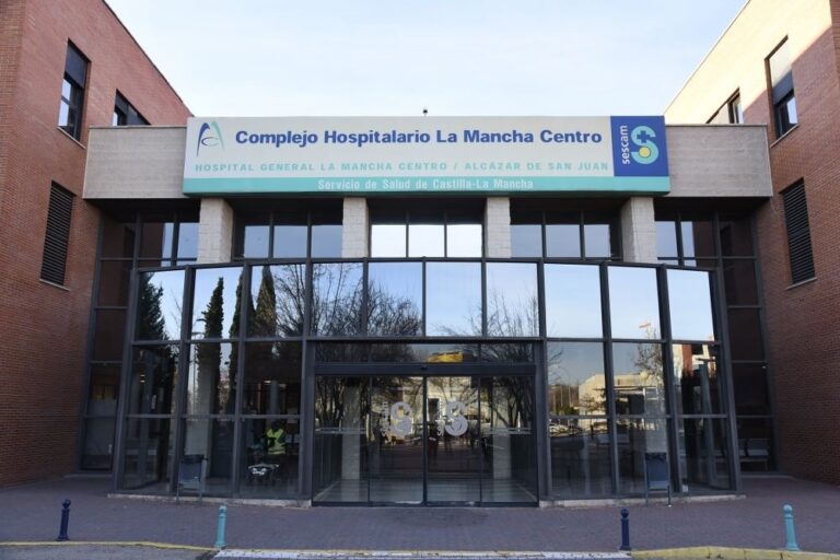 Trasladan al hospital a un menor tras ser hallado inconsciente en una piscina en Herencia