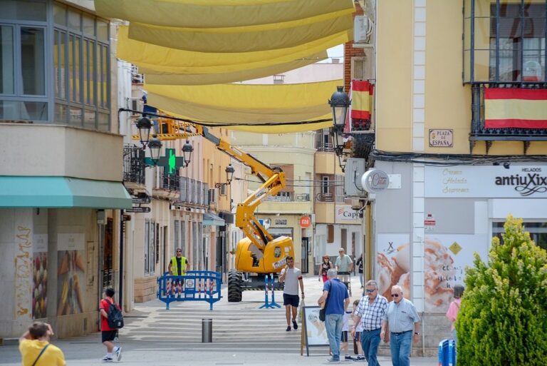 Comienza la instalación de toldos en las principales calles del centro de Tomelloso
