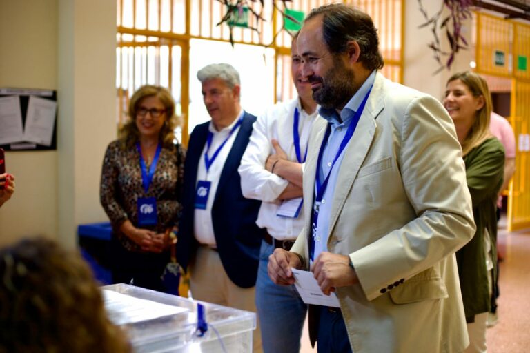Núñez anima a votar en libertad para certificar que España tiene una democracia «con mucha vida y salud»