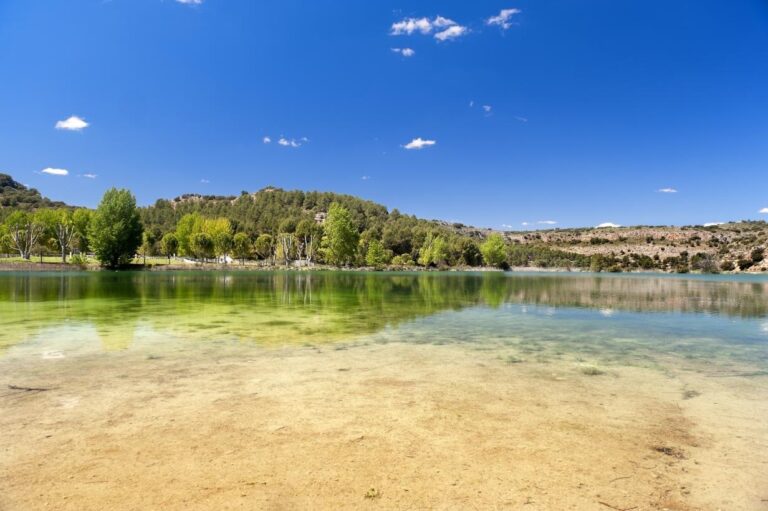 La décima temporada de ‘Volando Voy’, de Jesús Calleja, hace escala en el Parque Natural de las Lagunas de Ruidera