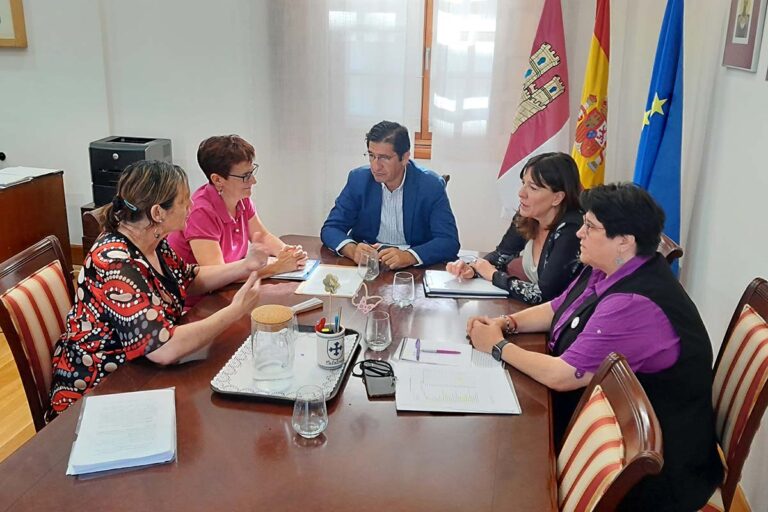 ‘Sí a la Tierra Viva’ se reúne con Caballero y pide terminar «cuanto antes» con la «amenaza» del proyecto de Quantum
