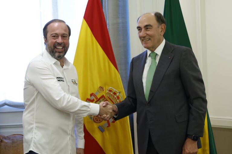 El ministro de Energía de Brasil visita la la planta de hidrógeno verde de Iberdrola  en Puertollano