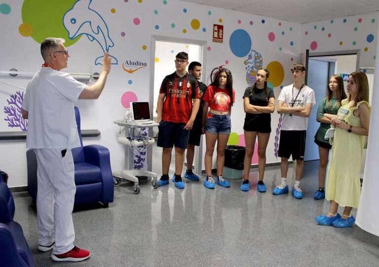 Estudiantes del IES Alto Guadiana exploran el ámbito sanitario en el Hospital General de Tomelloso