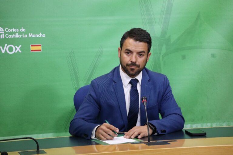VOX exige al PSOE y al PP que den marcha atrás a la “paguita” de 15 millones para los cargos cesados