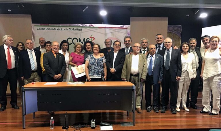 El Colegio de Médicos de Ciudad Real rinde un emotivo homenaje a sus jubilados