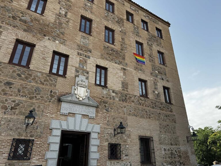 Las Cortes regionales se suman al Día del Orgullo LGTBI subrayando que “en una sociedad diversa caben todos los colores, personas e ideologías”