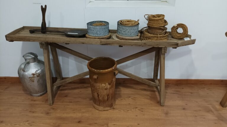 Una mesa para la fabricación de quesos, pieza del mes del Museo Etnológico de Puertollano