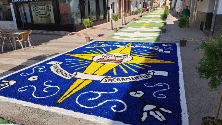 Torrenueva llena sus calles de alfombras para dar la bienvenida al Corpus