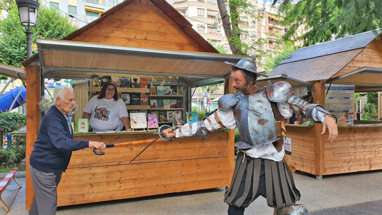 Pétalos literarios en las rosas de la Feria del Libro de Puertollano, palomos vengativos, Quijote, Dulcinea, poesía y música