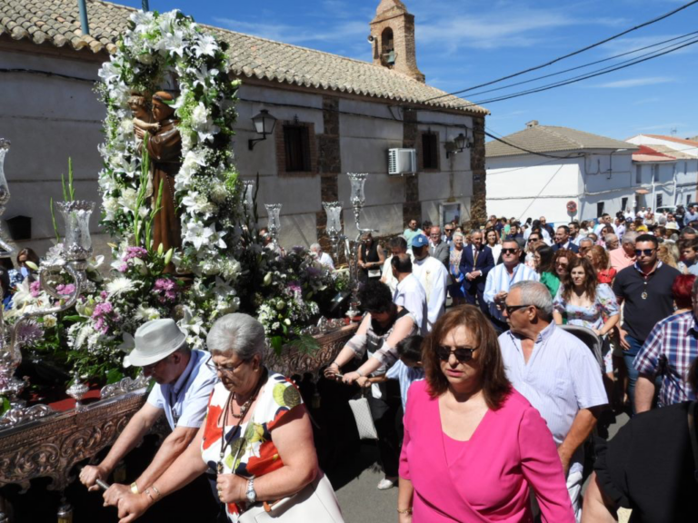 El alcalde de Puertollano muestra su orgullo por el esfuerzo de los vecinos del Villar en mantener las tradiciones