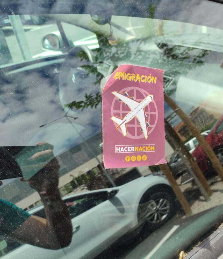 Denuncian que «nazi-fascistas» han colocado pegatinas en el coche del secretario provincial del Partido Comunista de Ciudad Real