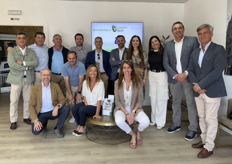 Una delegación de APEC visita a la fábrica de fachadas industrializadas Lignum Tech en Cuenca