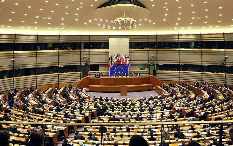 Enemigos en casa, aliados en Europa