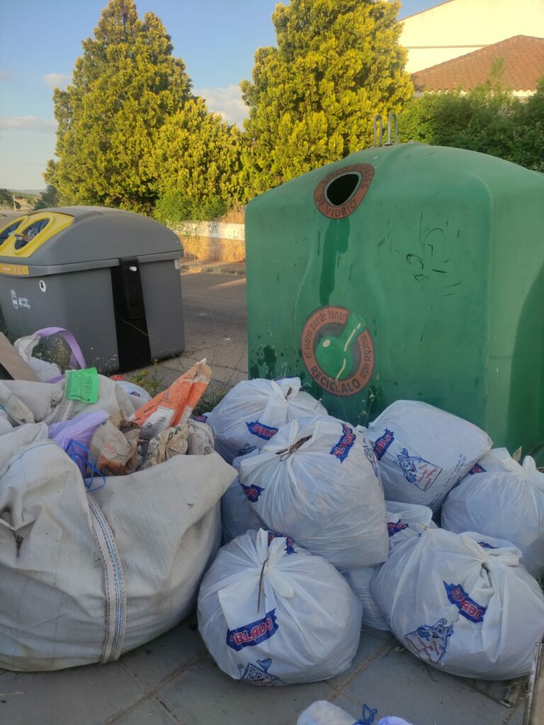 Puertollano: Denuncian el vertido de escombros y desperdicios en la calle Amapola y piden una solución al Ayuntamiento