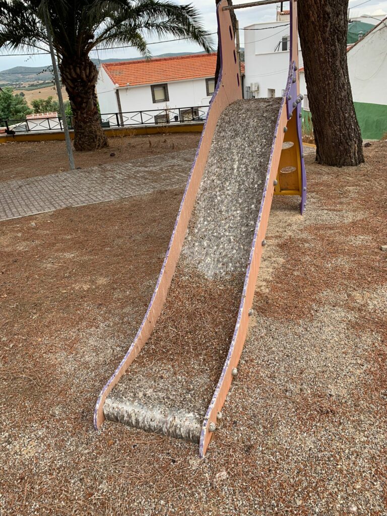 Vecinos de Veredas denuncian el «vergonzoso estado» del parque infantil