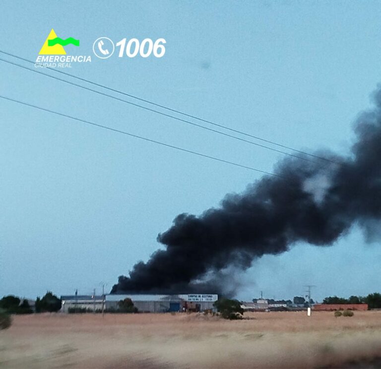 El incendio de una nave de maquinaria genera una gran columna de humo en Almagro