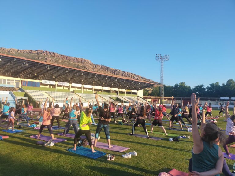 Puertollano: Clase colectiva de Yoga para saludar al verano y al sol en el estadio Sánchez Menor