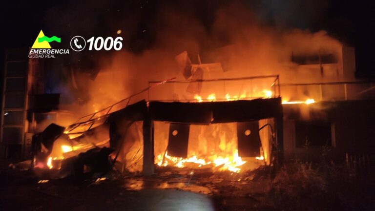 Puertollano: Arde otra vez el centro de raquetas, resulta herido un ocupante ilegal y el Ayuntamiento valora su demolición