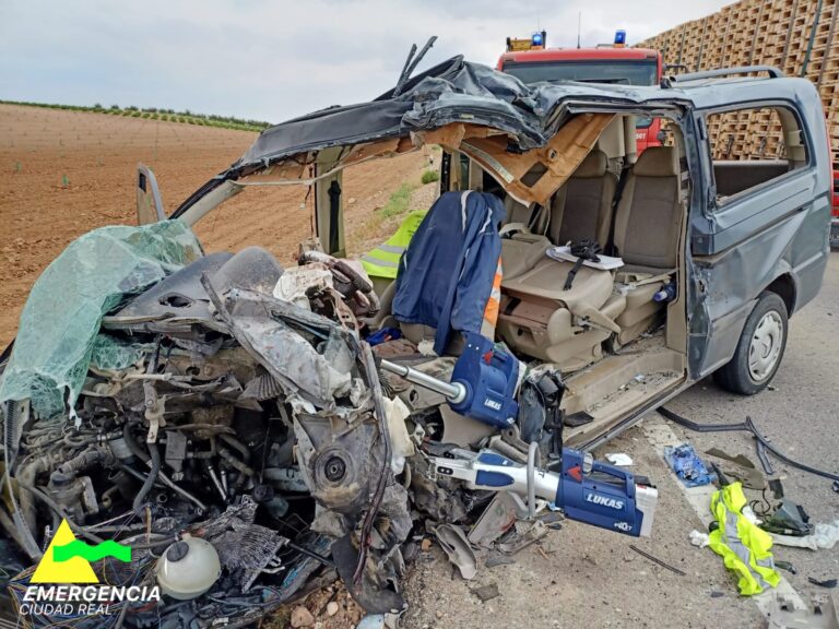 Un fallecido y dos heridos tras una colisión entre un camión y una furgoneta en la CM-420 en Puerto Lápice