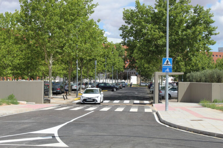 El Hospital General Universitario de Ciudad Real abre la puerta que da acceso directo al aparcamiento desde la calle Fernando Alonso de Coca