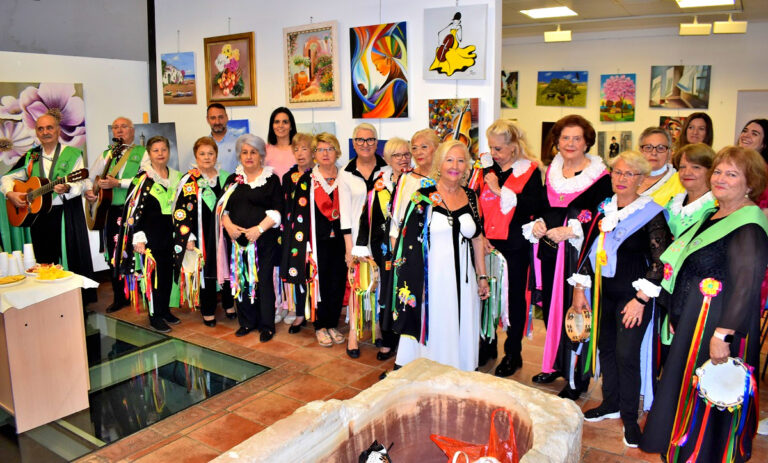 Puertollano: Un cuarto de siglo de terapia creativa en la exposición de «Amigas de la Pintura»