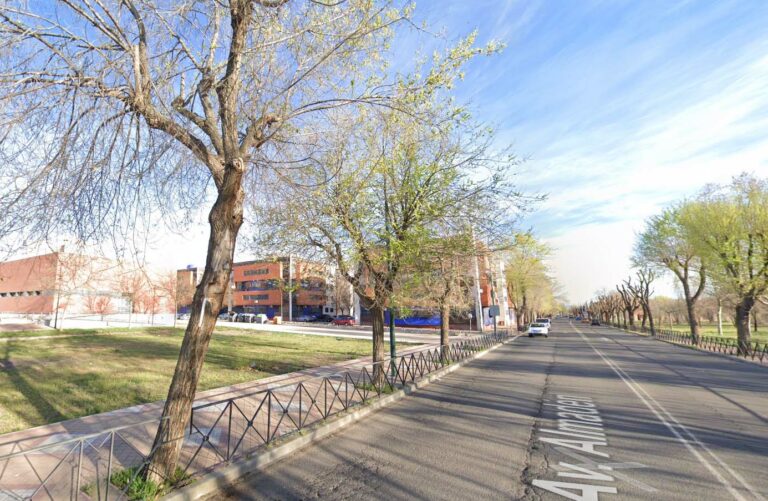 Tres afectados por inhalación de humo en el incendio de un bloque de viviendas en Puertollano