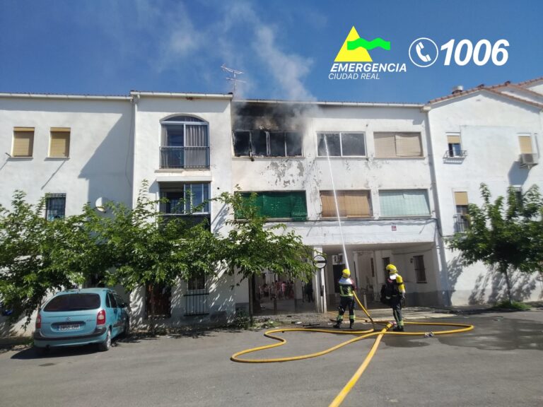 Arde por completo una vivienda en un bloque de pisos de Almagro